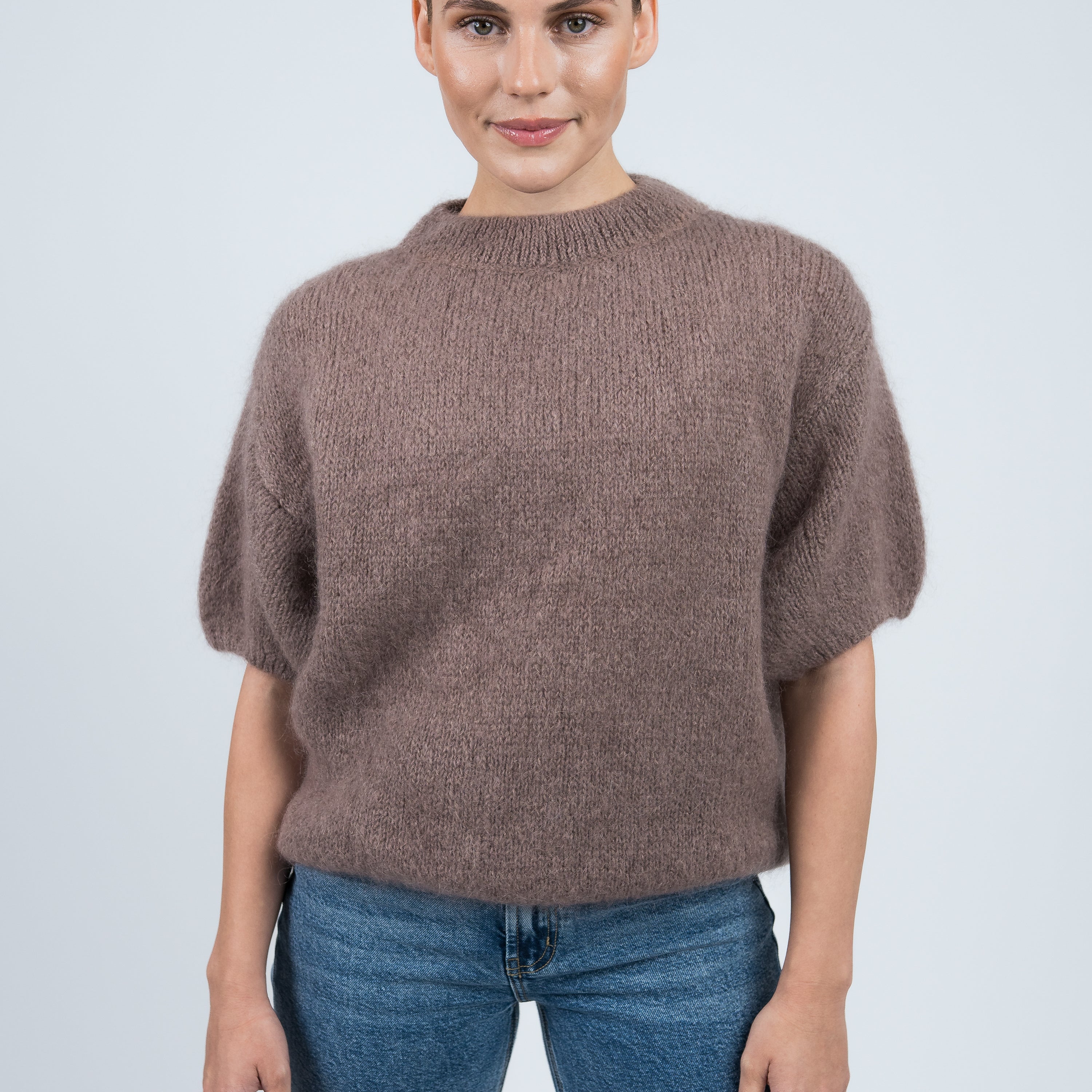 Strickpullover Rundhals mit Puffärmeln Taupe von vorne