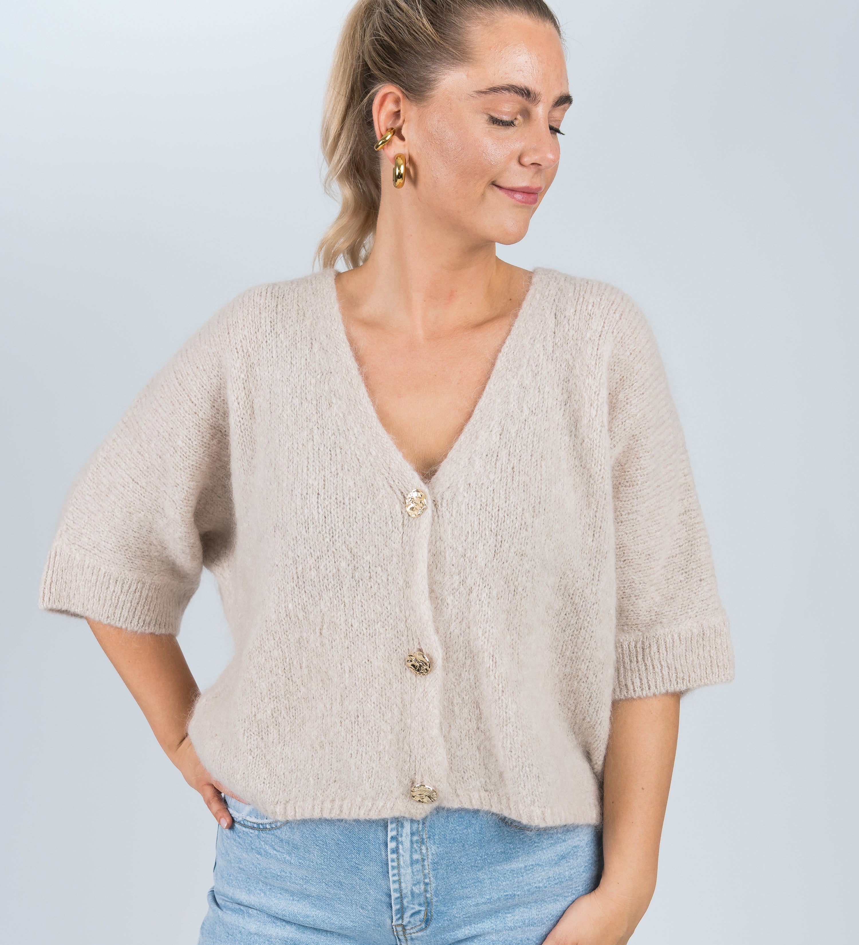 Strickjacke Mittellanger Arm mit goldenen Knöpfen Beige von vorne