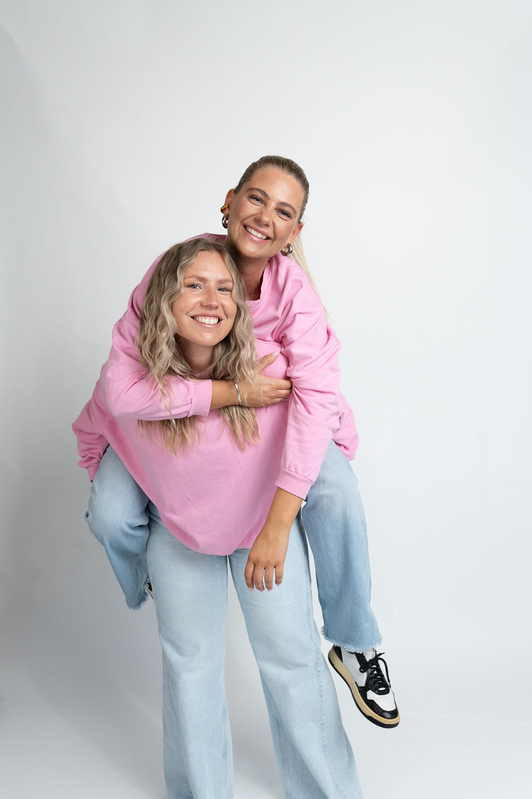 Blondes Alina und Vivienne Huckepack