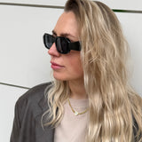 Sonnenbrille eckige Gläser breites Gestell Schwarz