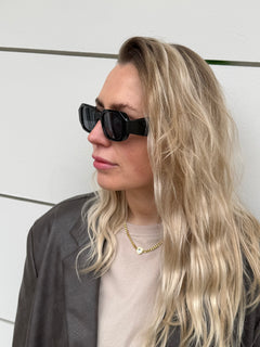 Sonnenbrille eckige Gläser breites Gestell Schwarz