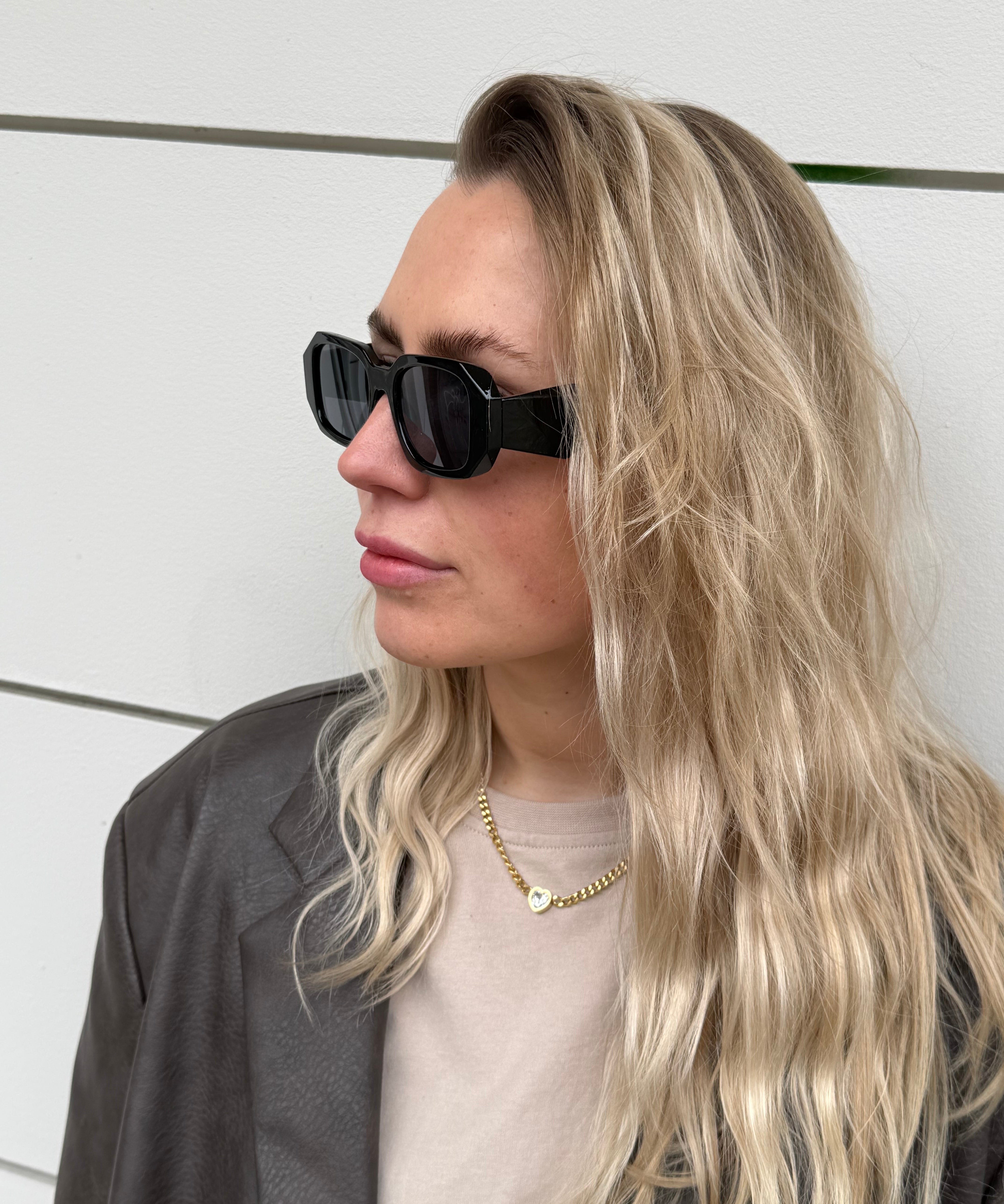 Sonnenbrille eckige Gläser breites Gestell Schwarz