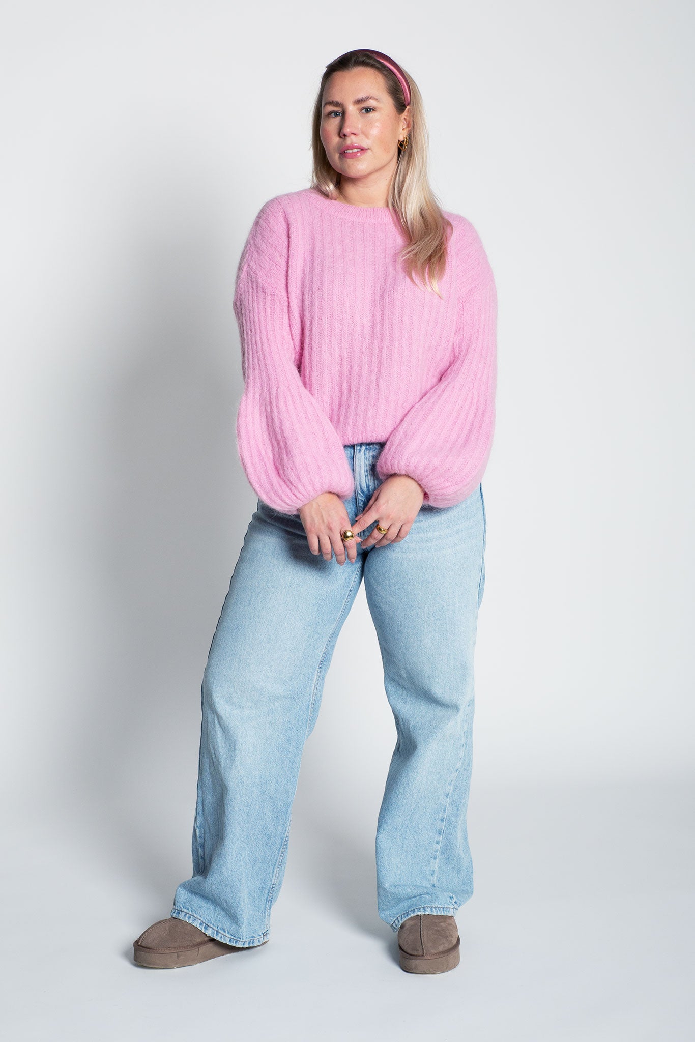 Gerippter Strickpullover mit tiefen Ballonärmeln Rosa Ganzkörper