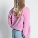 Gerippter Strickpullover mit tiefen Ballonärmeln Rosa von hinten