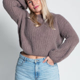 Gerippter Strickpullover mit tiefen Ballonärmeln Taupe von vorne