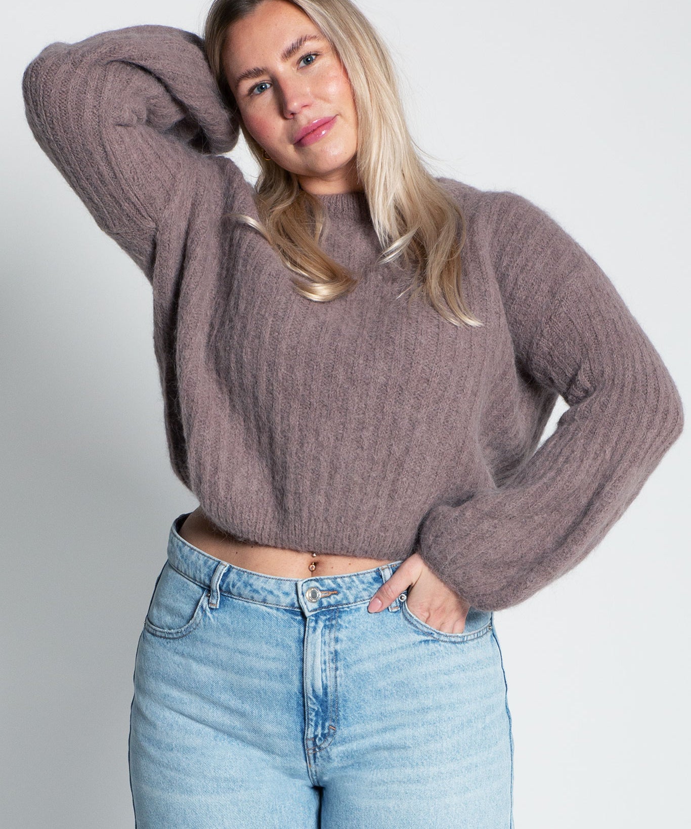 Gerippter Strickpullover mit tiefen Ballonärmeln Taupe von vorne