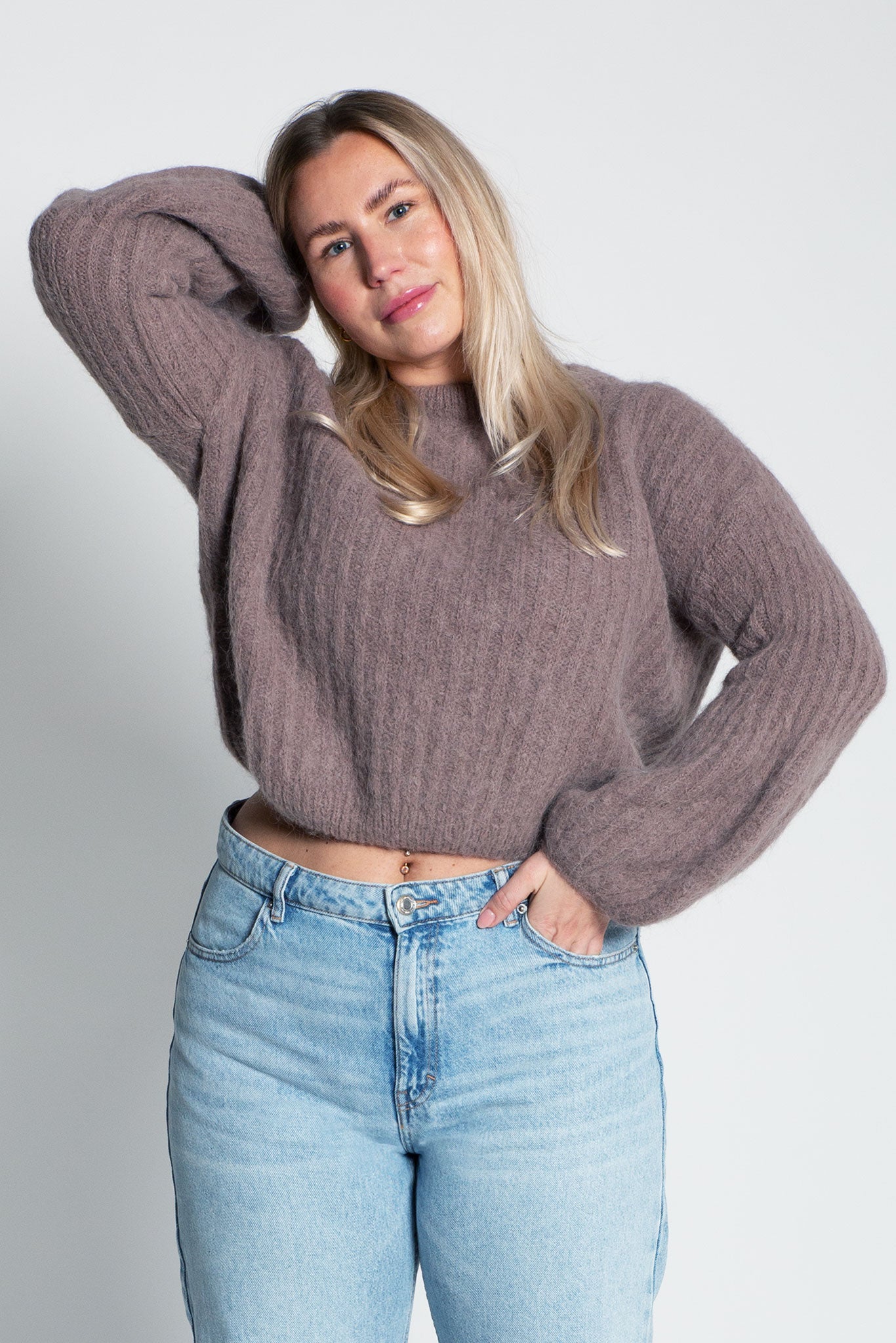 Gerippter Strickpullover mit tiefen Ballonärmeln Taupe von vorne