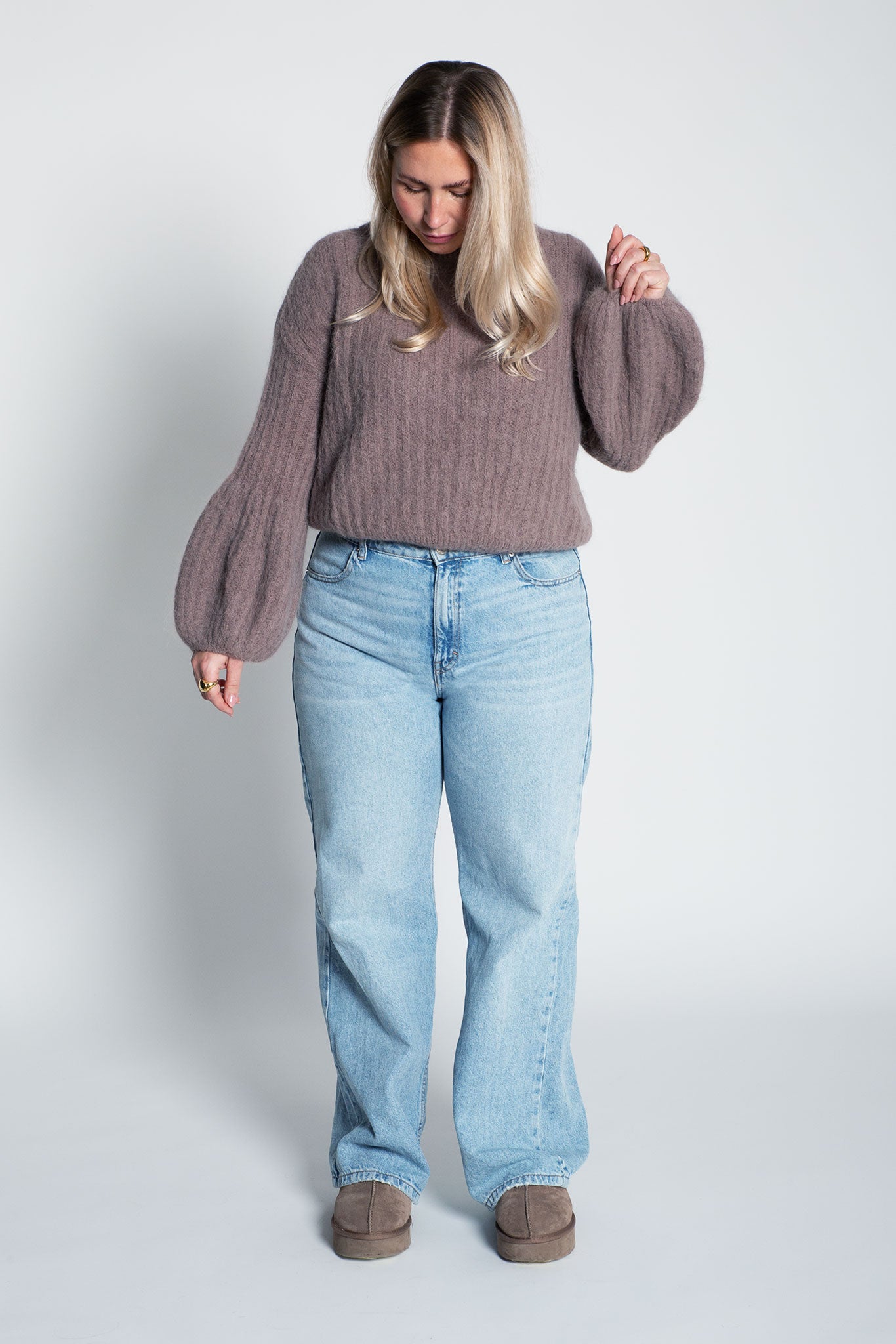 Gerippter Strickpullover mit tiefen Ballonärmeln Taupe Ganzkörper