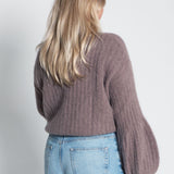 Gerippter Strickpullover mit tiefen Ballonärmeln Taupe von hinten