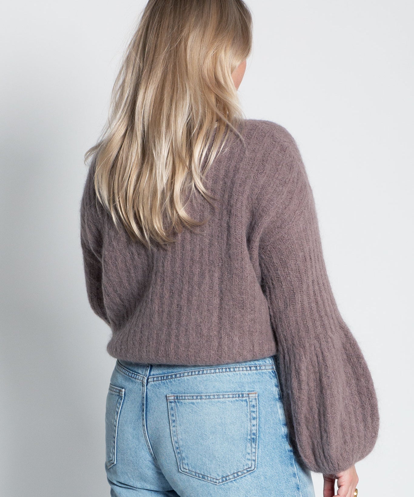 Gerippter Strickpullover mit tiefen Ballonärmeln Taupe von hinten