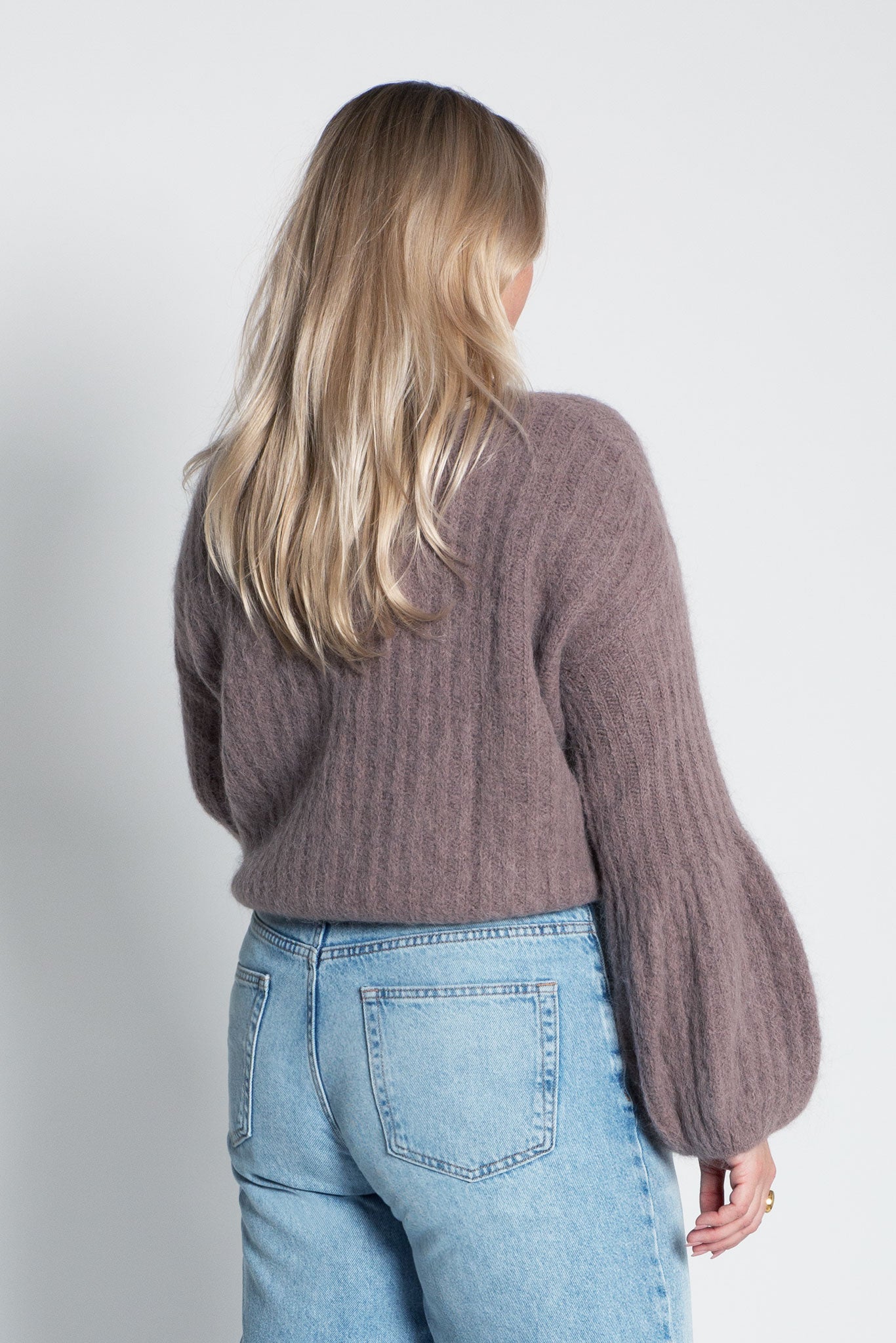 Gerippter Strickpullover mit tiefen Ballonärmeln Taupe von hinten