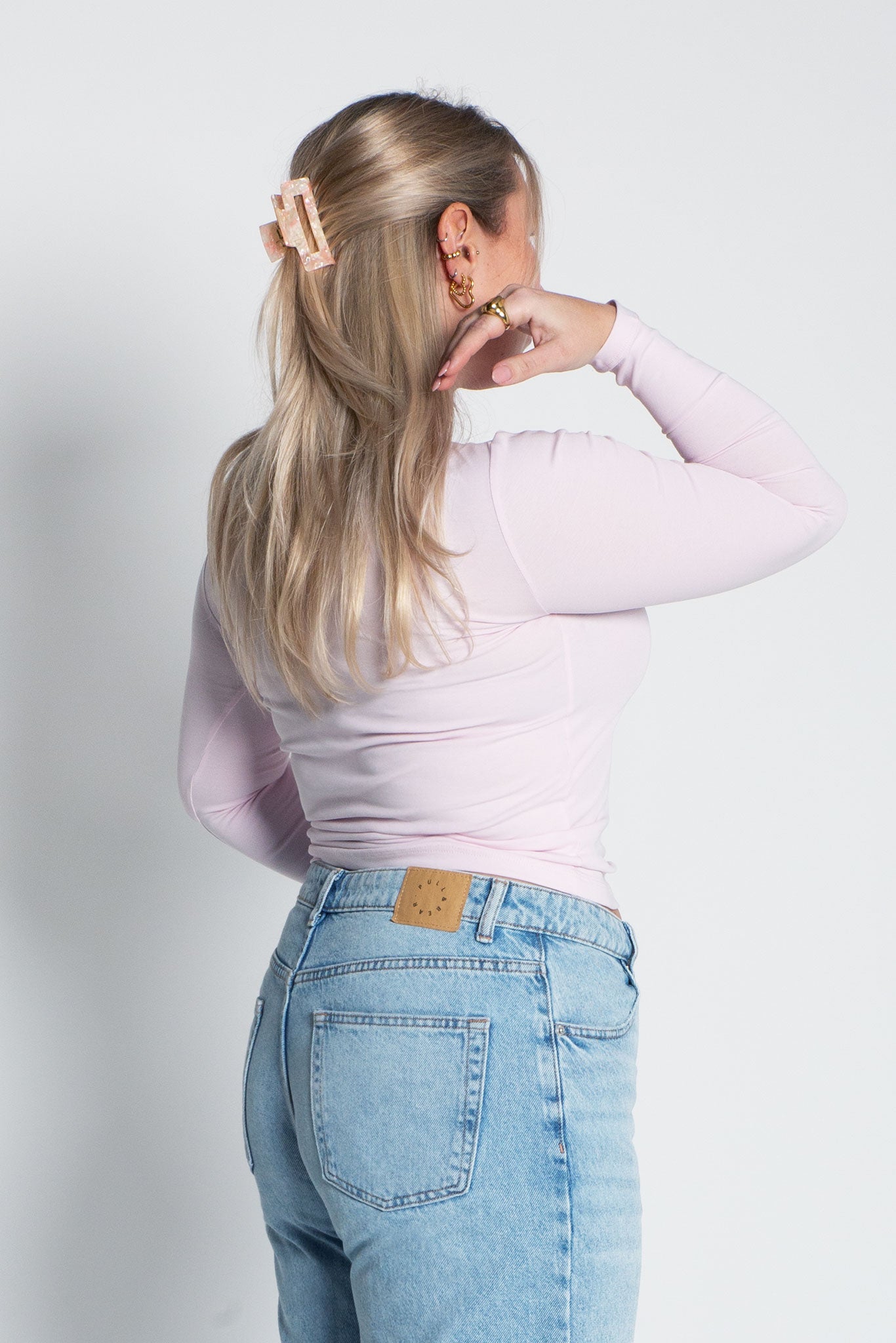 Langarmshirt Rosa mit Knöpfen halber Körper von hinten