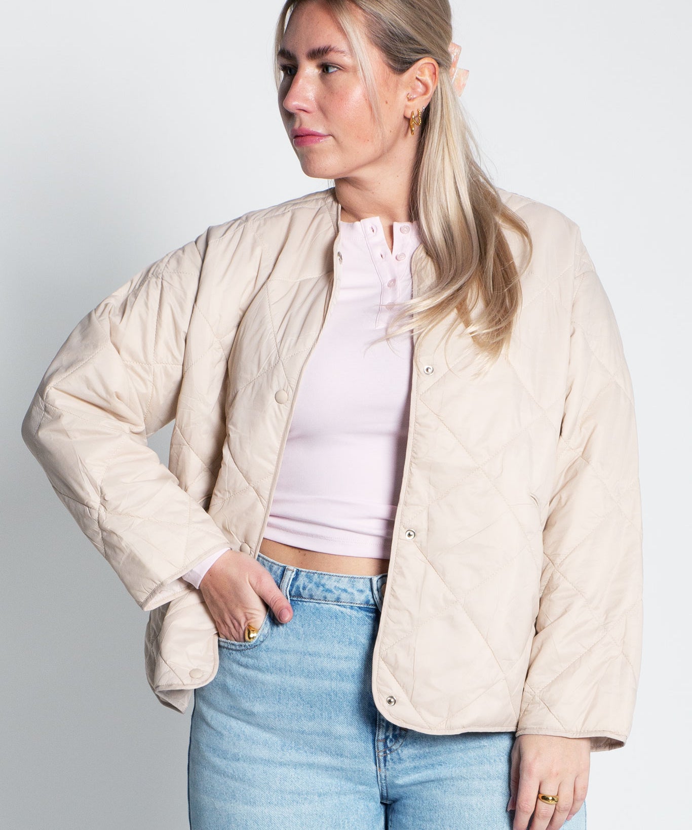 Steppjacke mit Druckknöpfen Beige von vorne