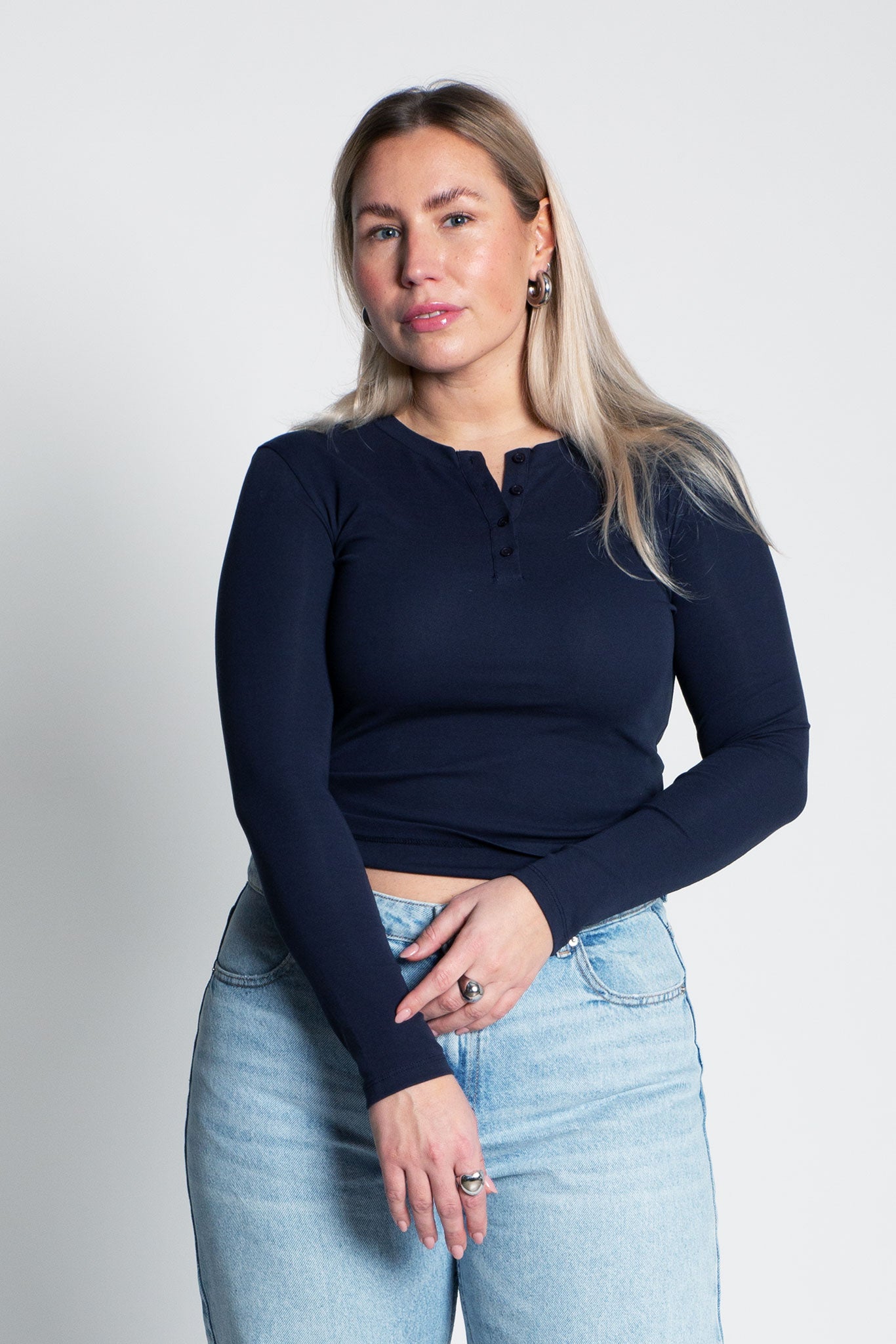 Langarmshirt mit Knöpfen Blau von vorne