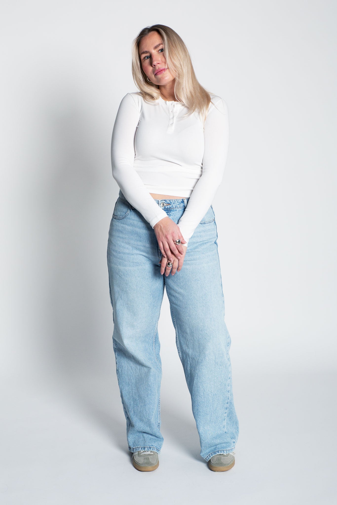 Langarmshirt mit Knöpfen Weiß Ganzkörper