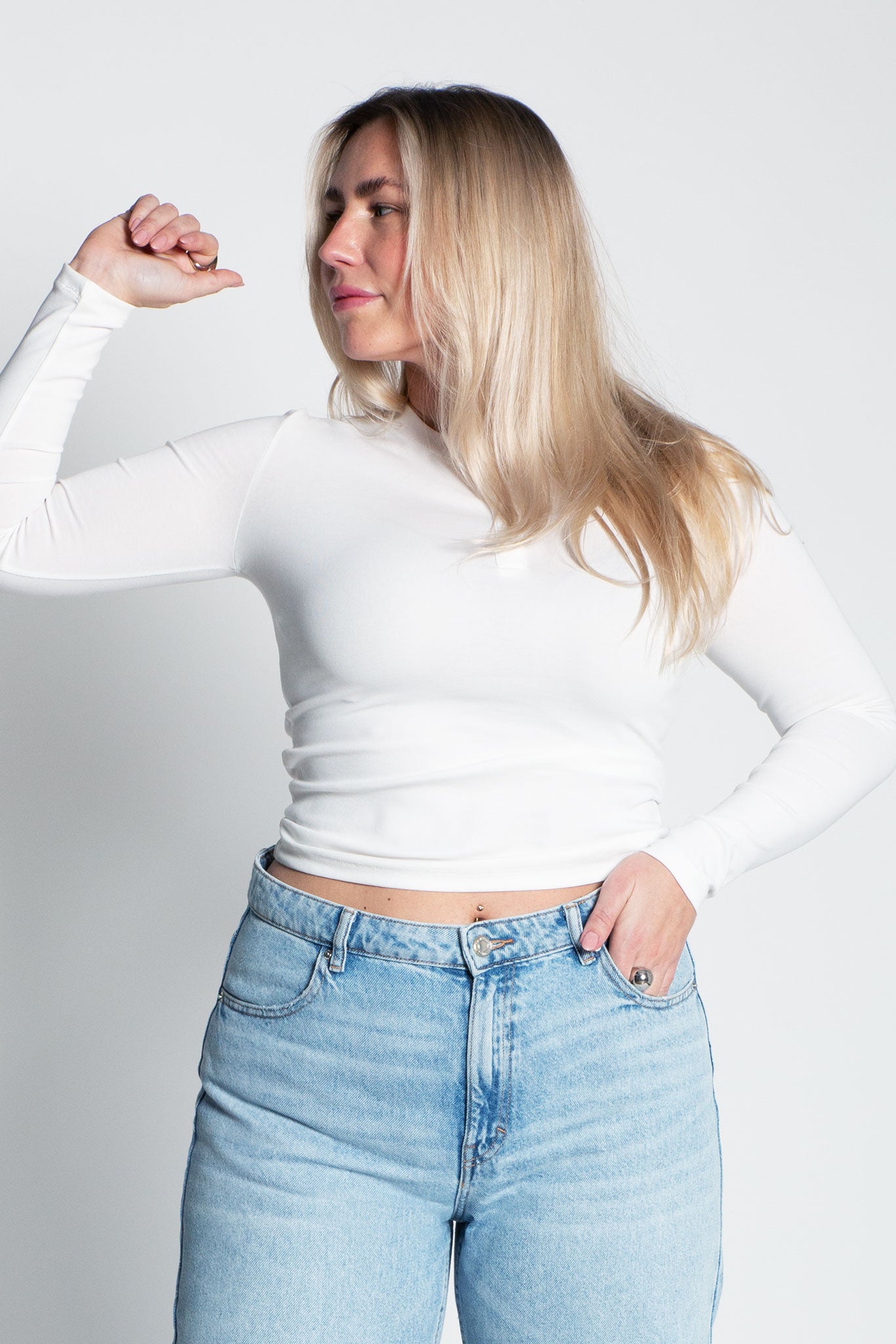 Langarmshirt mit Knöpfen Weiß halber Körper