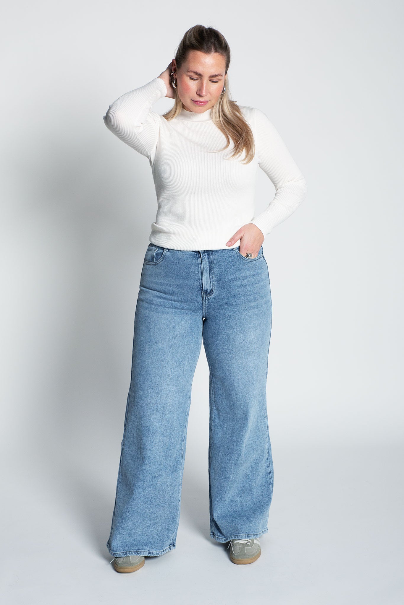 Glitzerndes Langarmshirt mit Turtle Neck Weiß Ganzkörper