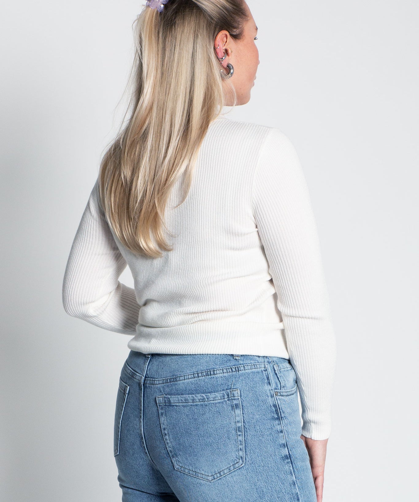Glitzerndes Langarmshirt mit Turtle Neck Weiß von hinten