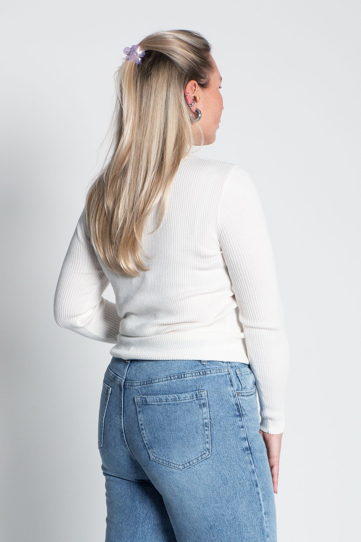 Glitzerndes Langarmshirt mit Turtle Neck Weiß von hinten