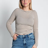 Langarmshirt mit U-Boot Ausschnitt Beige von vorne Anschnitt