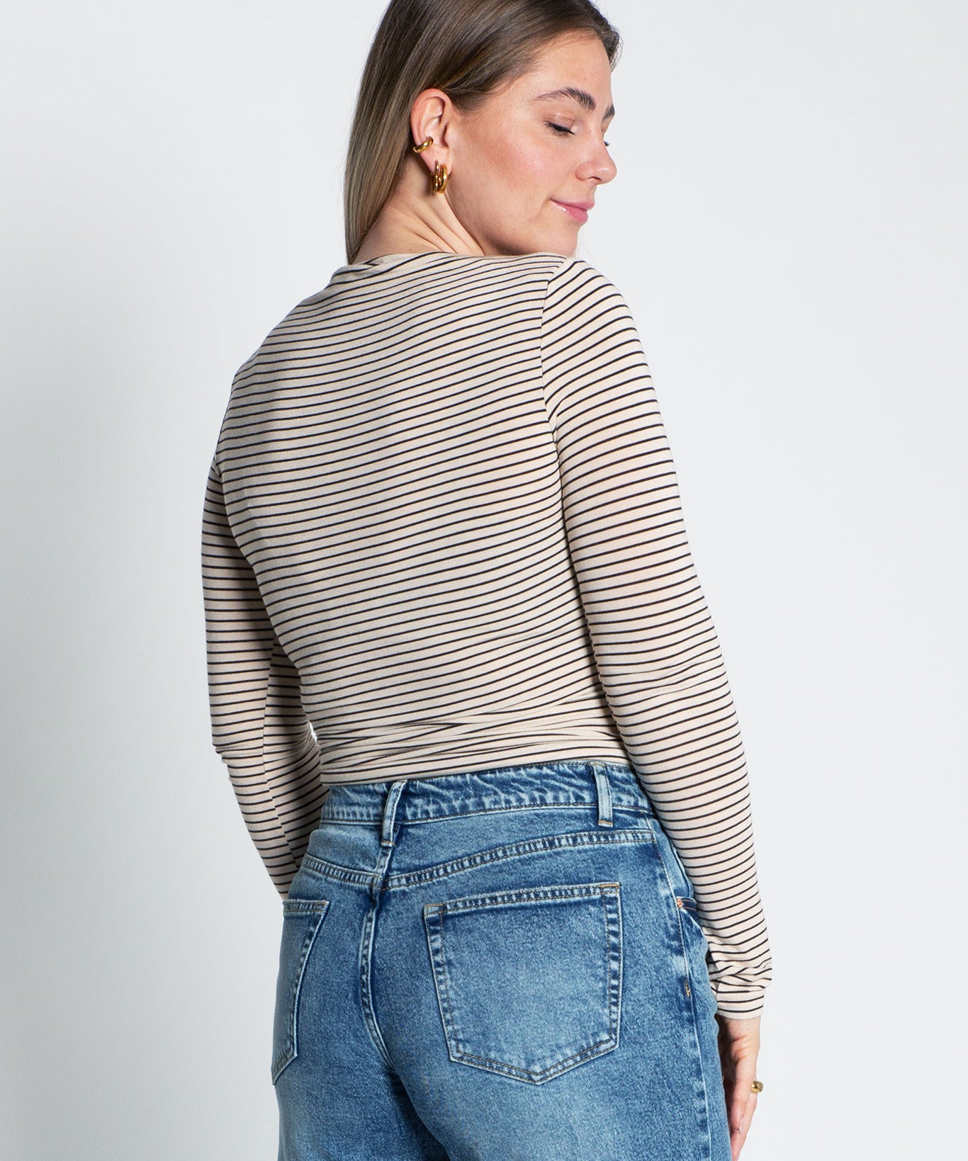 Langarmshirt mit U-Boot Ausschnitt Beige von hinten Anschnitt