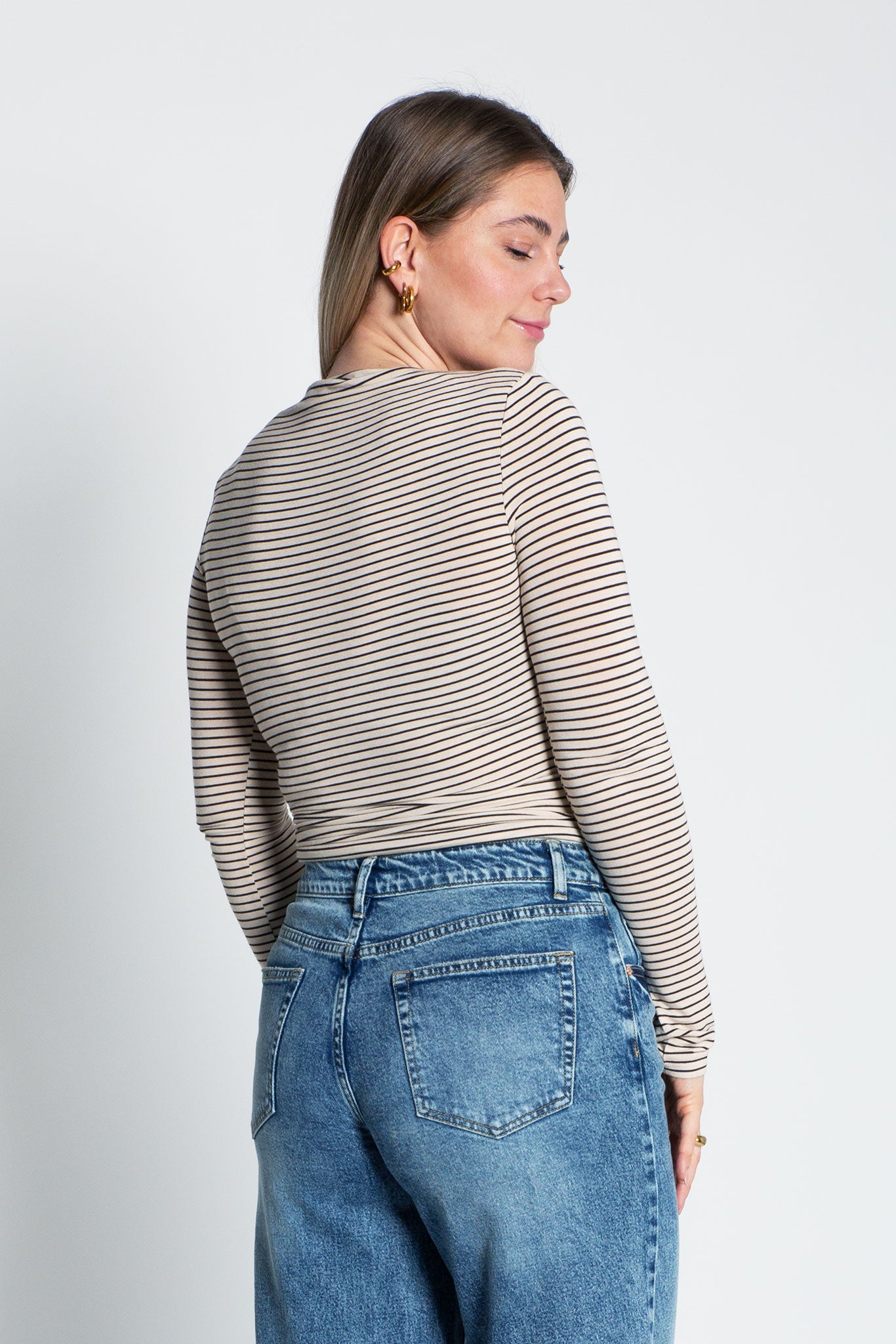 Langarmshirt mit U-Boot Ausschnitt Beige von hinten Anschnitt