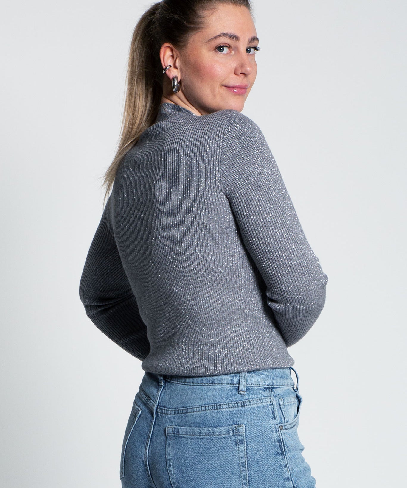 Glitzerndes Langarmshirt mit Turtle Neck Grau von hinten