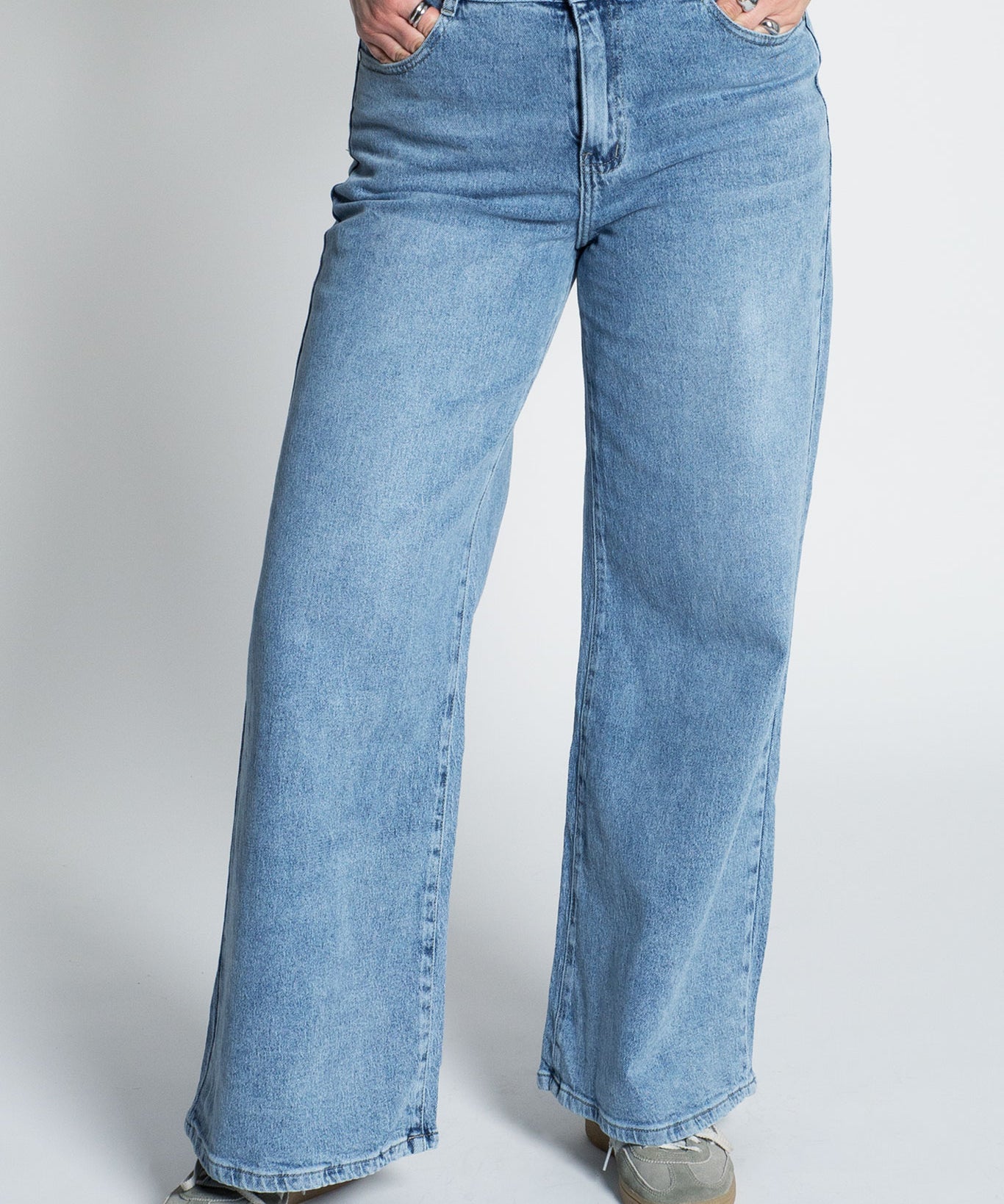 Jeans High Waisted Wide Leg Hellblau von vorne