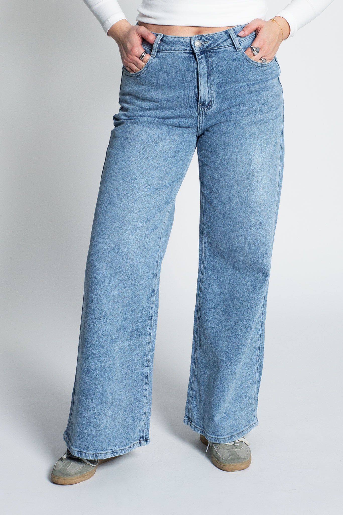 Jeans High Waisted Wide Leg Hellblau von vorne