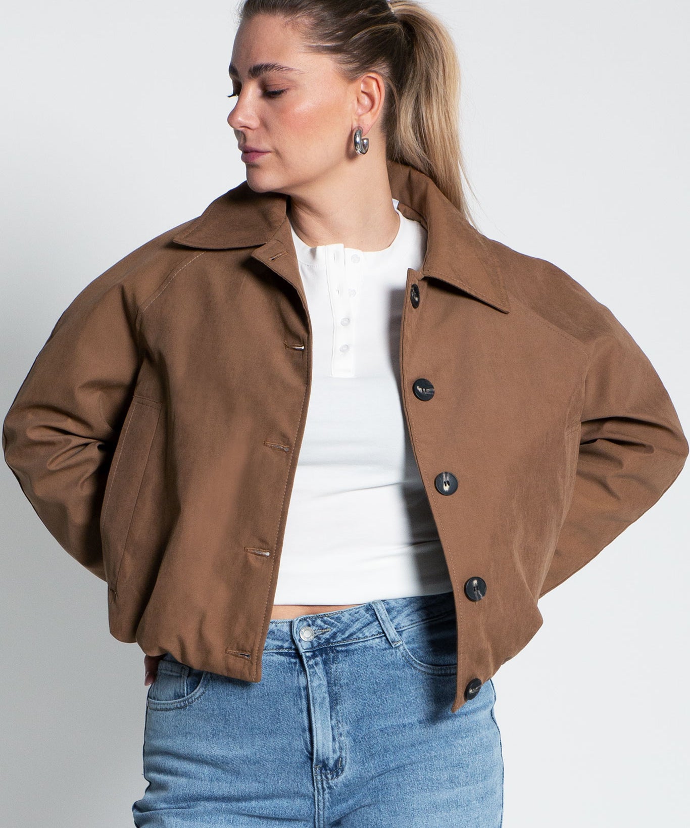 Bomberjacke mit Knöpfen und Kragen Karamell Beige von vorne