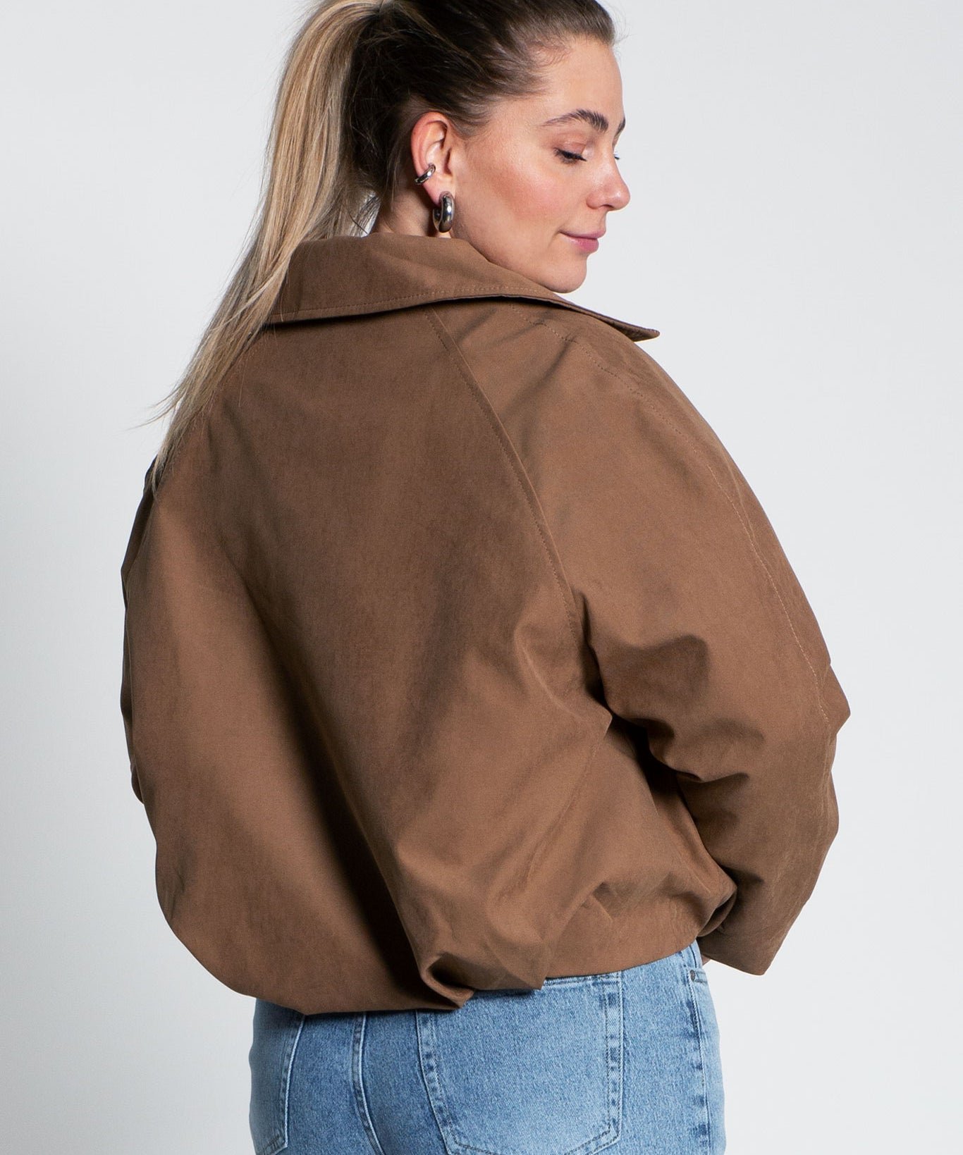 Bomberjacke mit Knöpfen und Kragen Karamell Beige von hinten