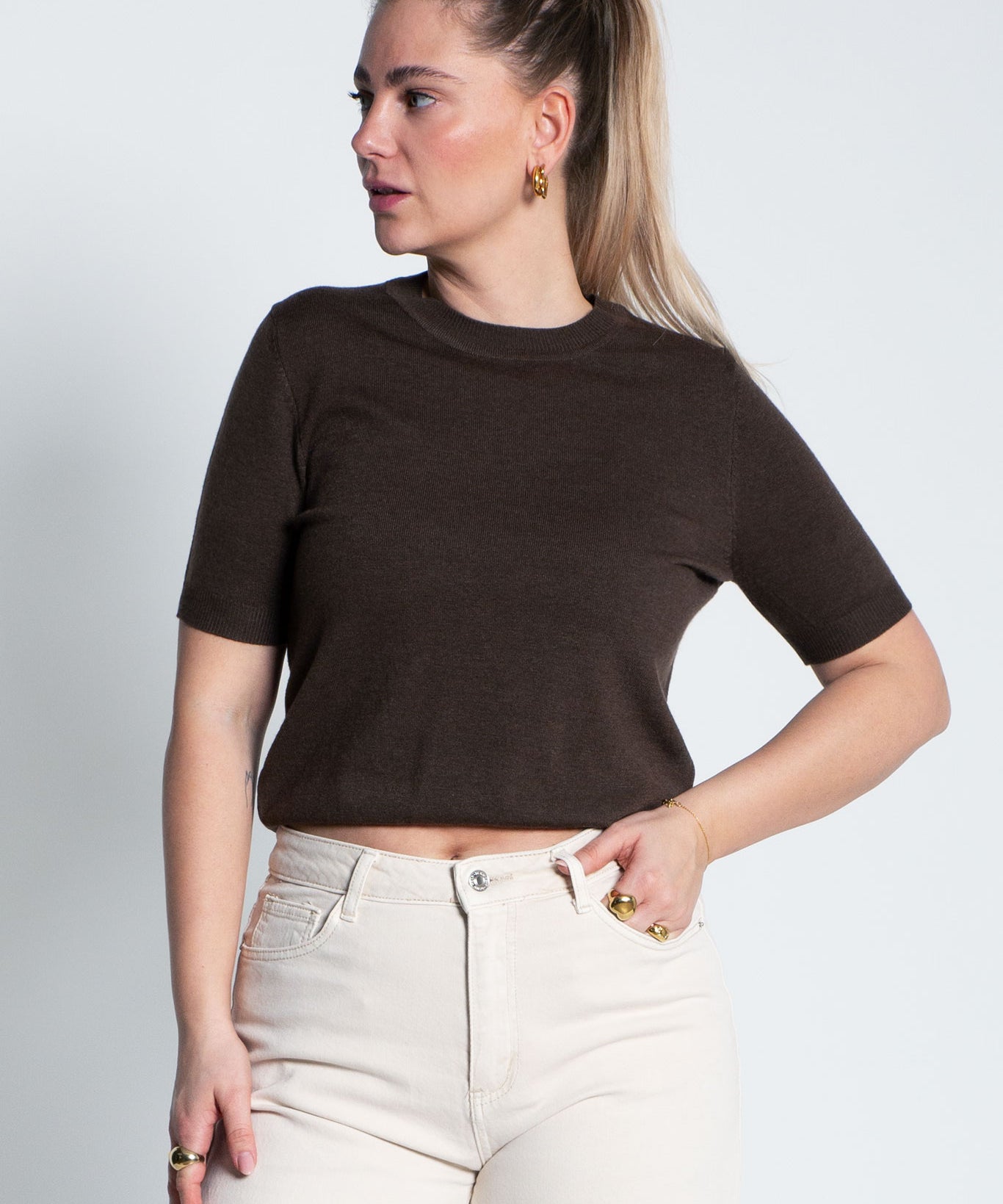 Leichtes Shirt mit kurzen Ärmeln Dunkelbraun von vorne