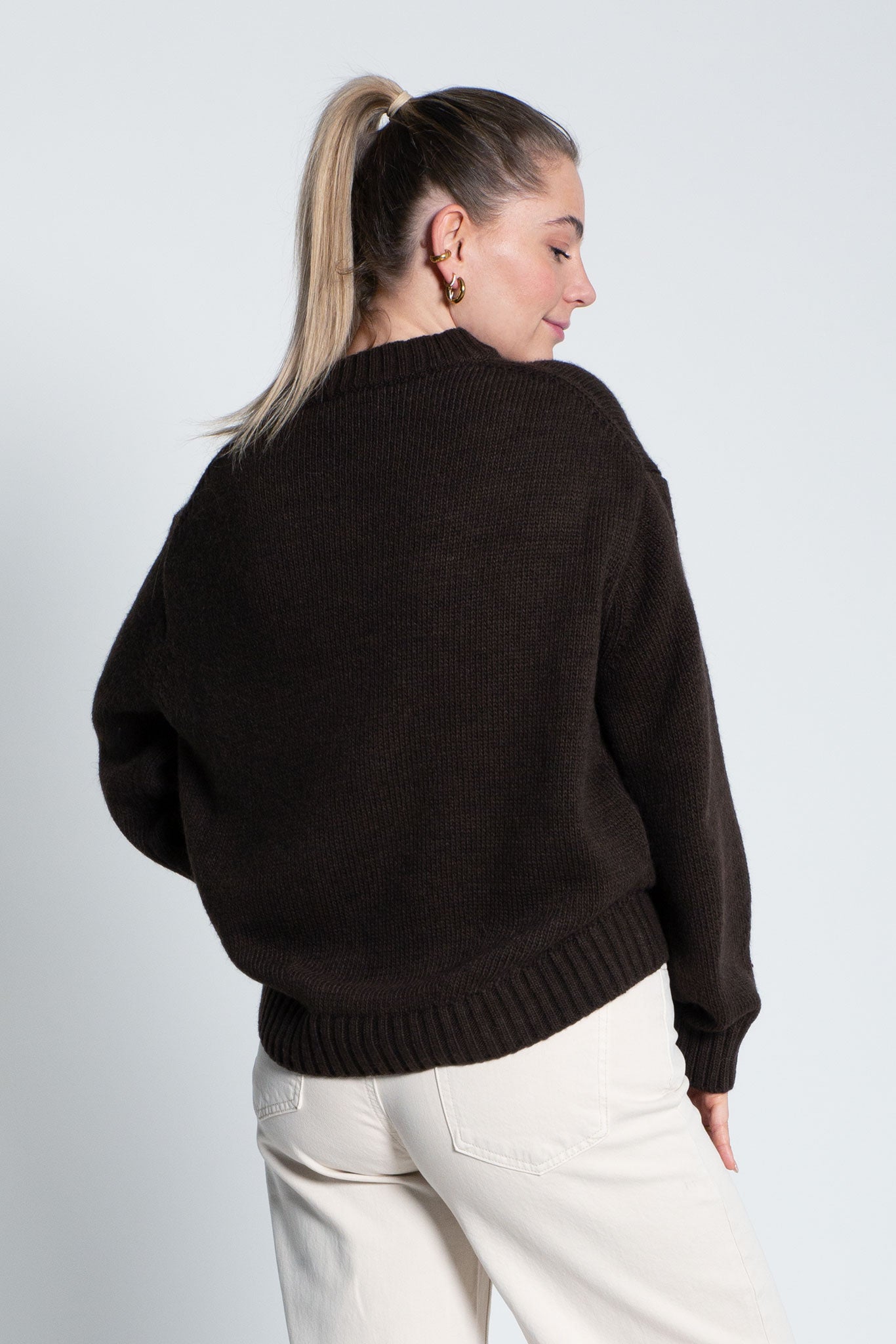 Strickpullover mit Rundhals Dunkelbraun von hinten