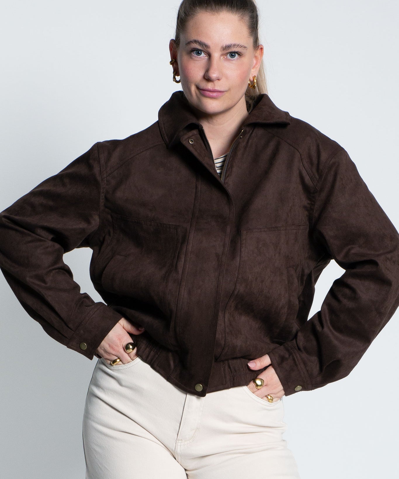 Jacke Wildleder mit goldenen Knöpfen Dunkelbraun von vorne