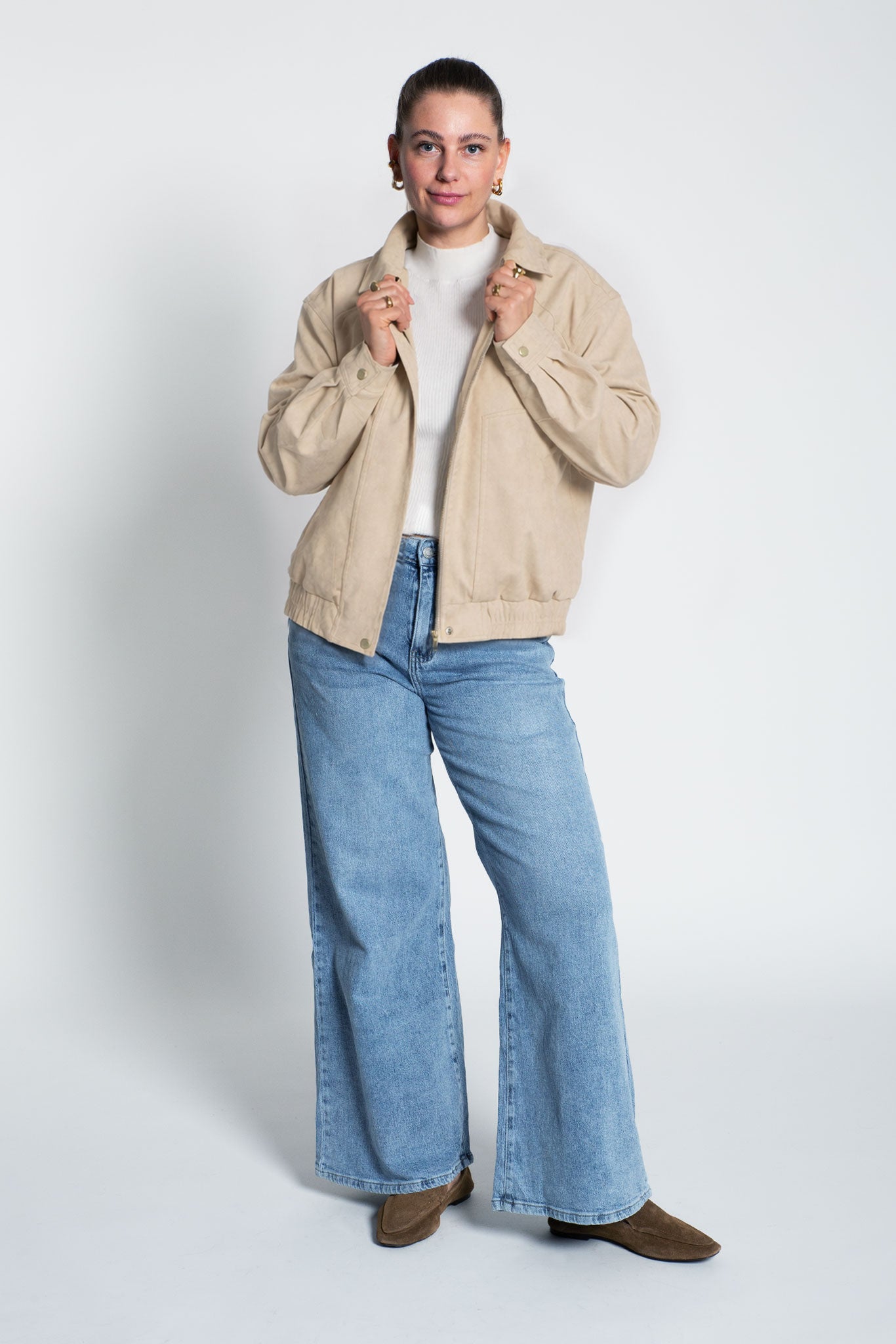 Jacke Wildlederimitat mit goldenen Knöpfen Beige Ganzkörper