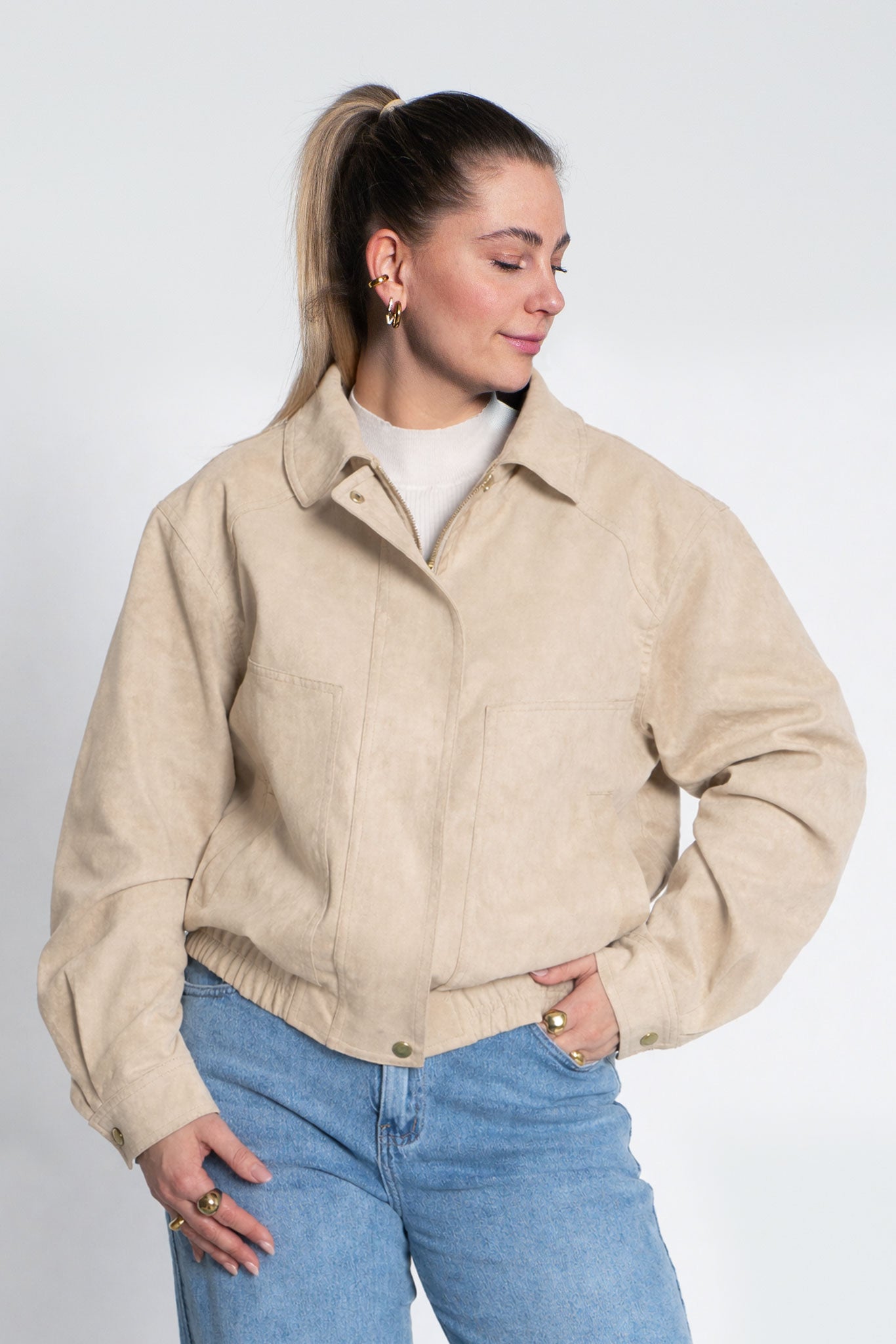 Jacke Wildlederimitat mit goldenen Knöpfen Beige von vorne