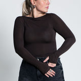 Langarmshirt mit U-Boot Ausschnitt Braun von vorne Anschnitt