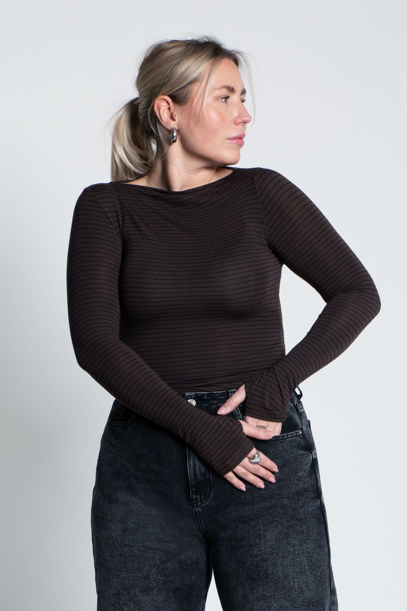 Langarmshirt mit U-Boot Ausschnitt Braun von vorne Anschnitt