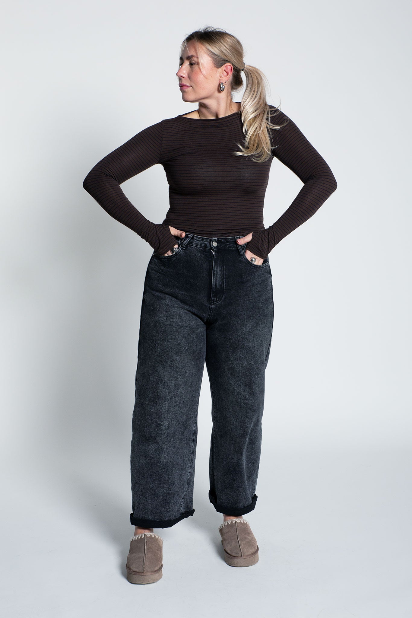 Langarmshirt mit U-Boot Ausschnitt Braun Ganzkörper