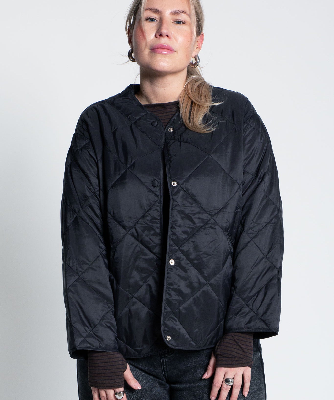 Steppjacke mit Druckknöpfen Schwarz von vorne