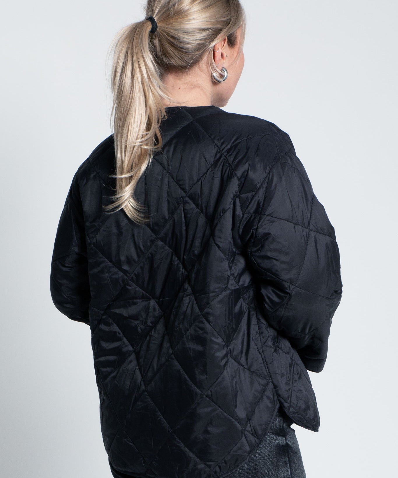 Steppjacke mit Druckknöpfen Schwarz von hinten