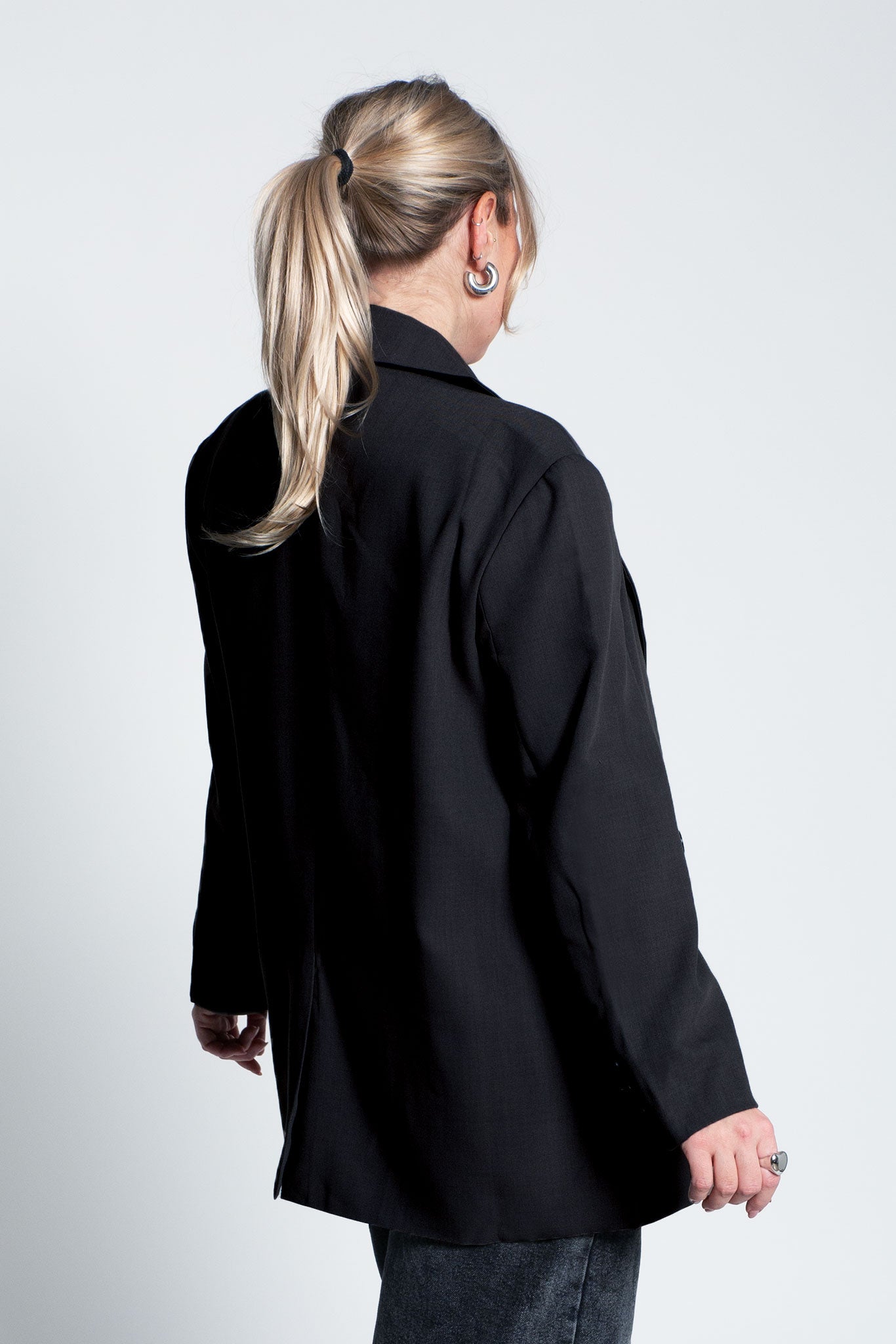 Blazer Oversized mit leichten Schulterpolstern Schwarz von hinten