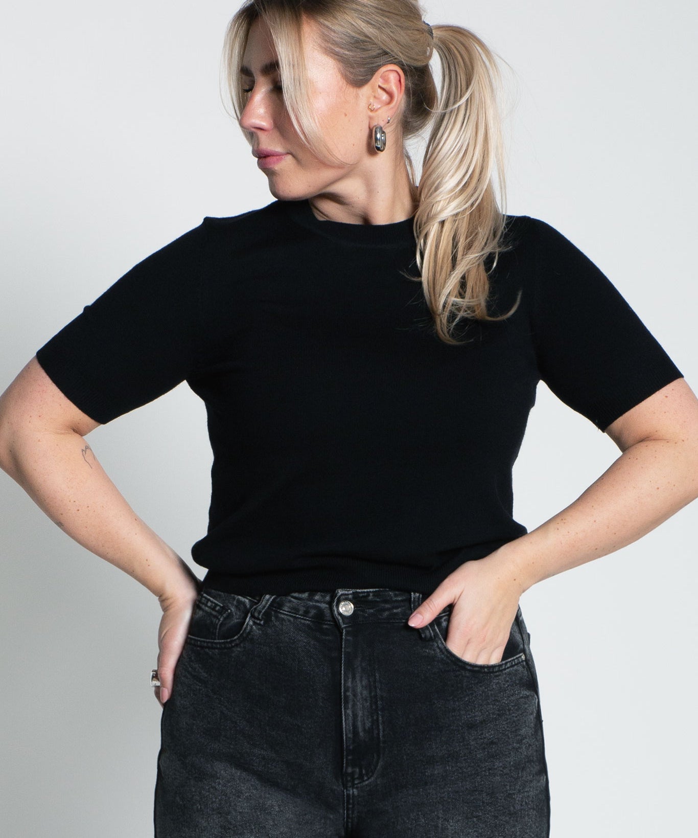 Leichtes Shirt mit kurzen Ärmeln Schwarz von vorne