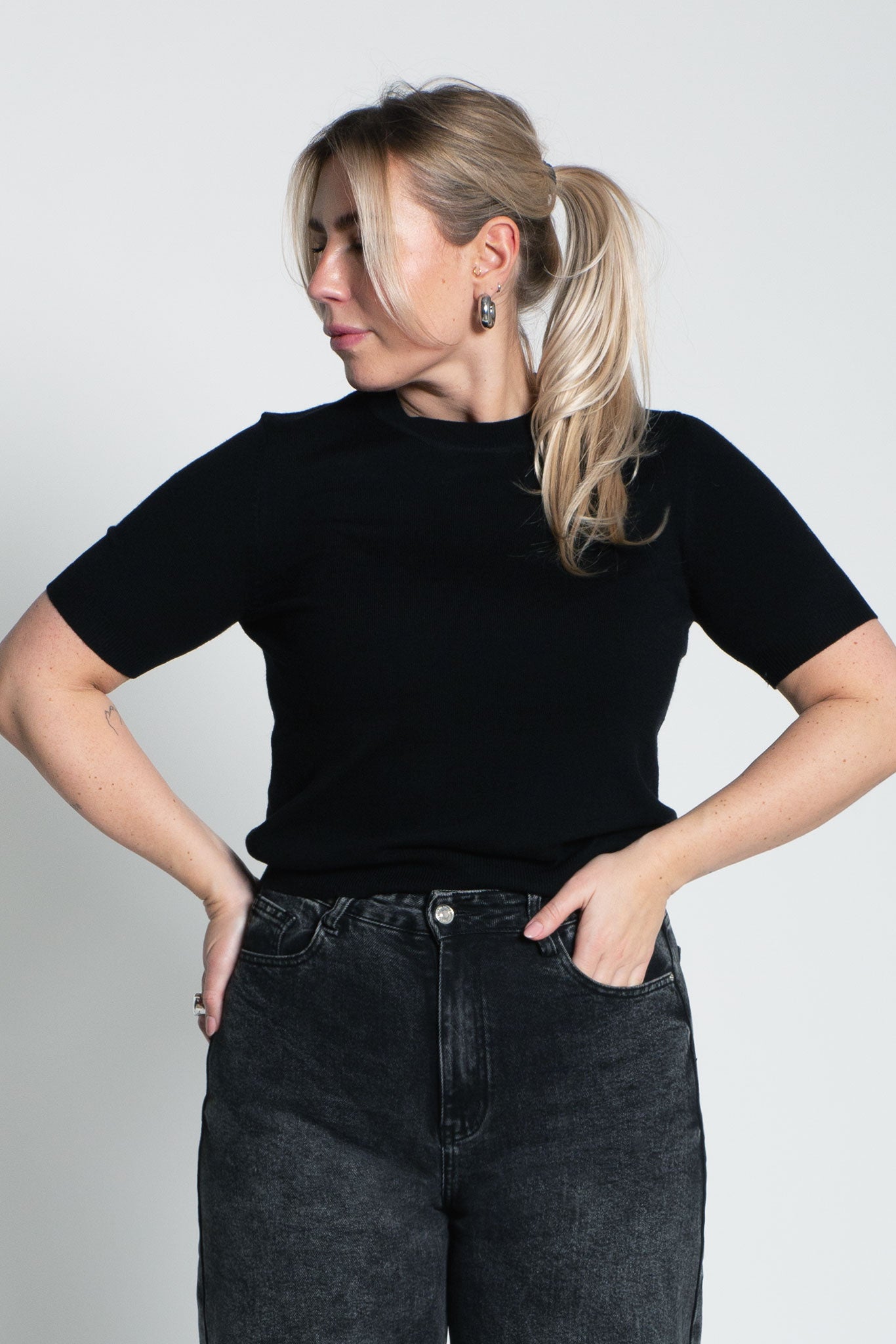 Leichtes Shirt mit kurzen Ärmeln Schwarz von vorne
