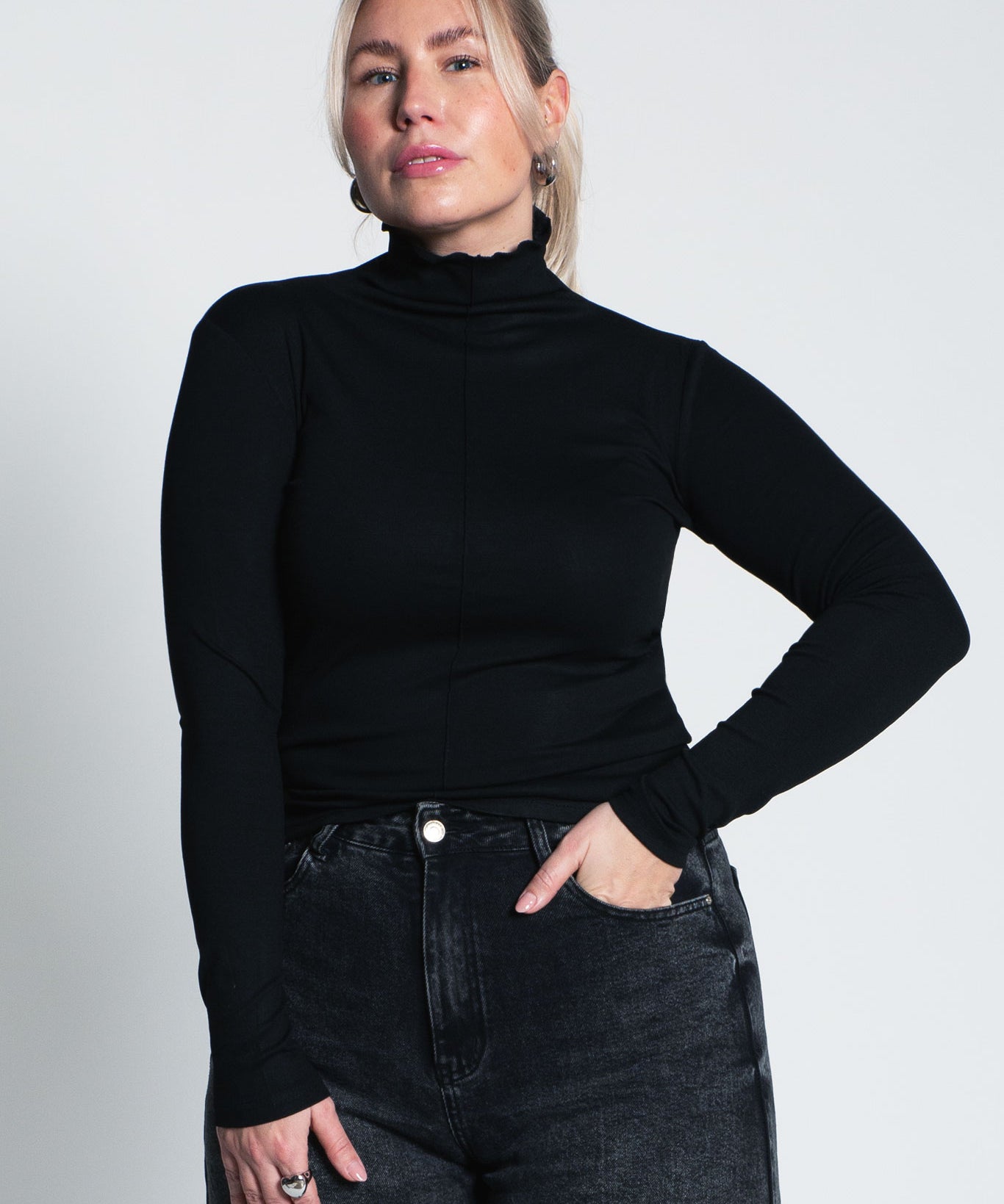 Langarmshirt mit Turtle Neck & Ziernaht Schwarz von vorne