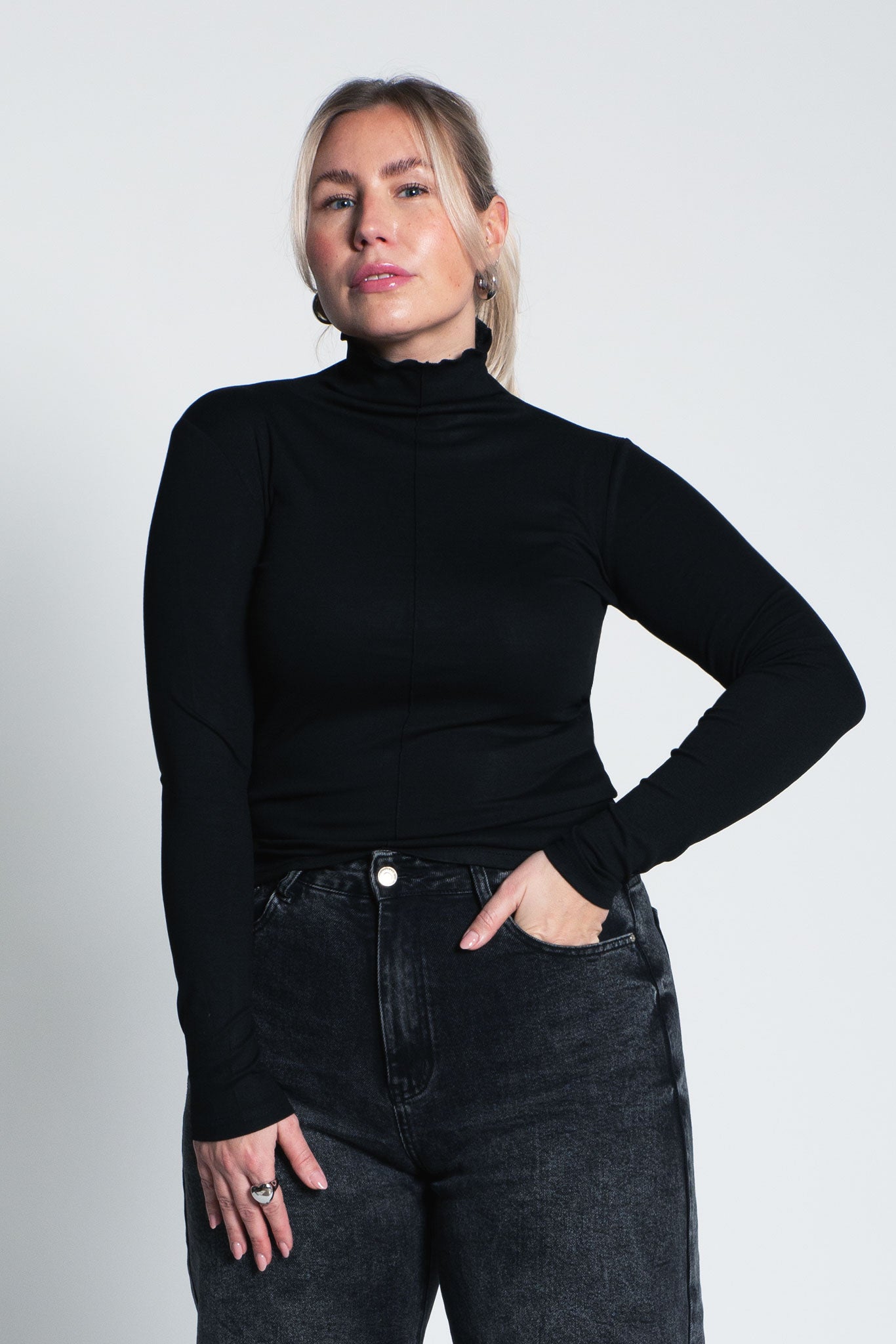 Langarmshirt mit Turtle Neck & Ziernaht Schwarz von vorne