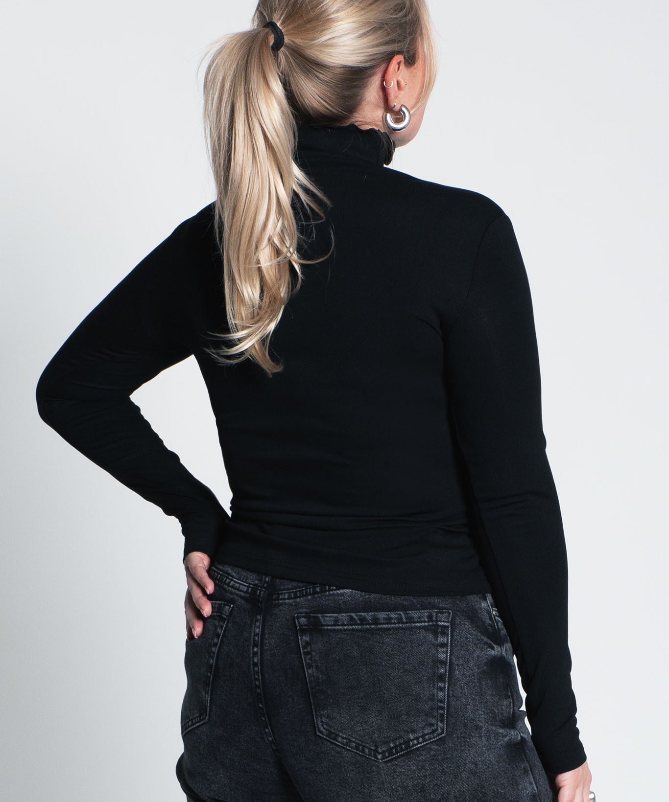 Langarmshirt mit Turtle Neck & Ziernaht Schwarz von hinten