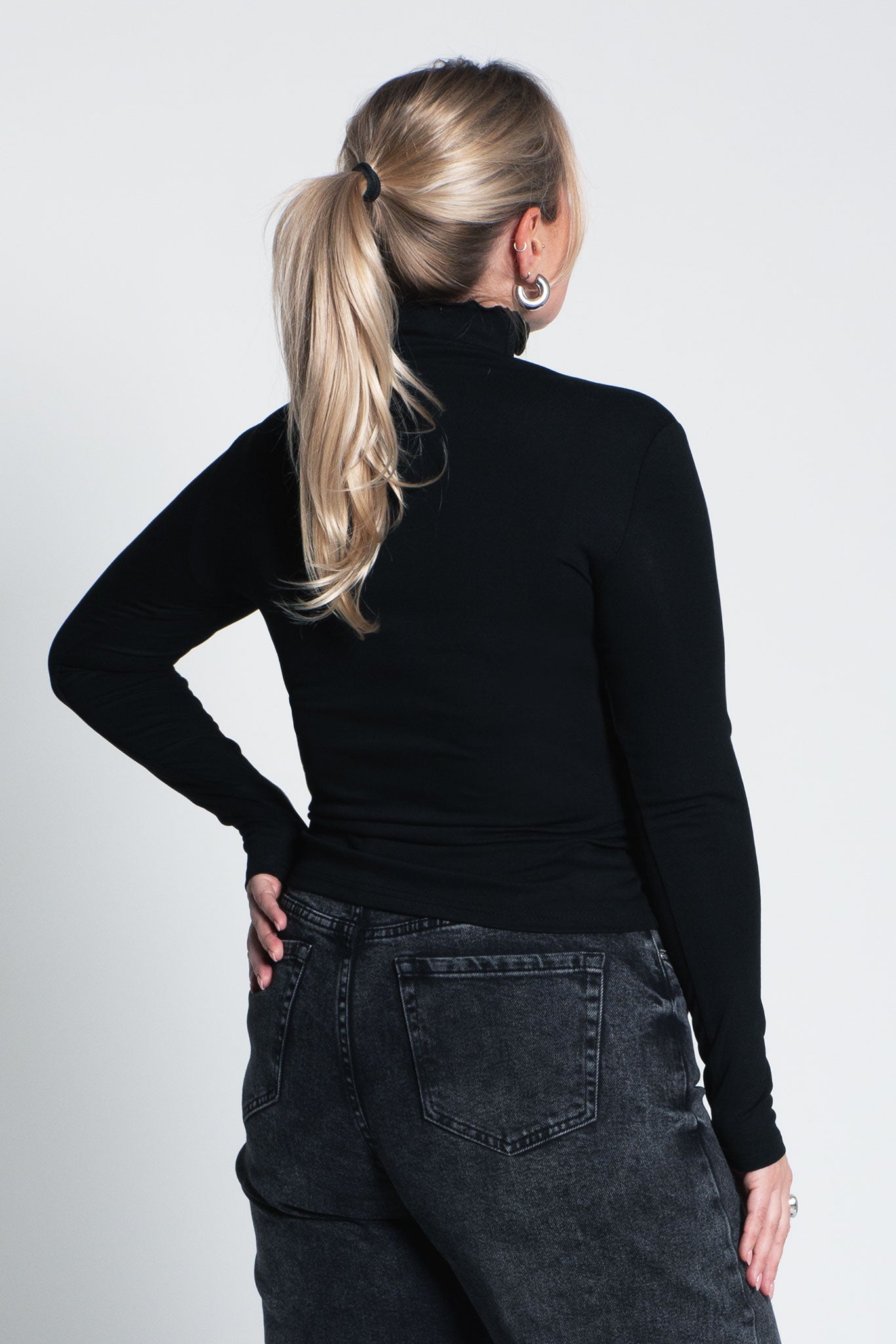 Langarmshirt mit Turtle Neck & Ziernaht Schwarz von hinten