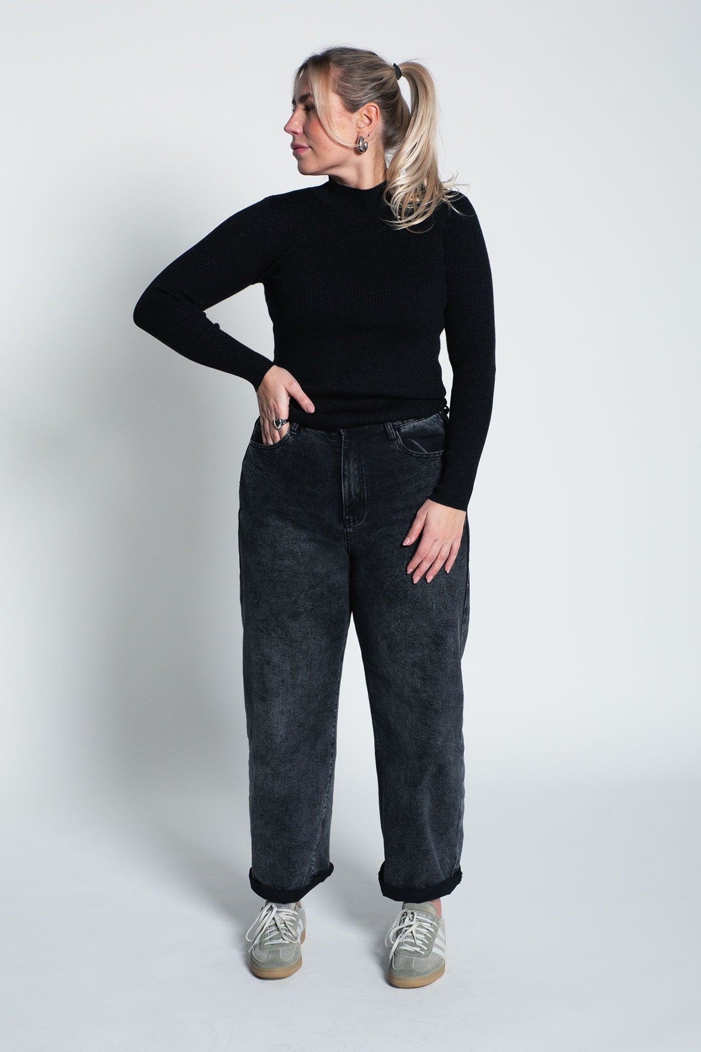 Glitzerndes Langarmshirt mit Turtle Neck Schwarz Ganzkörper