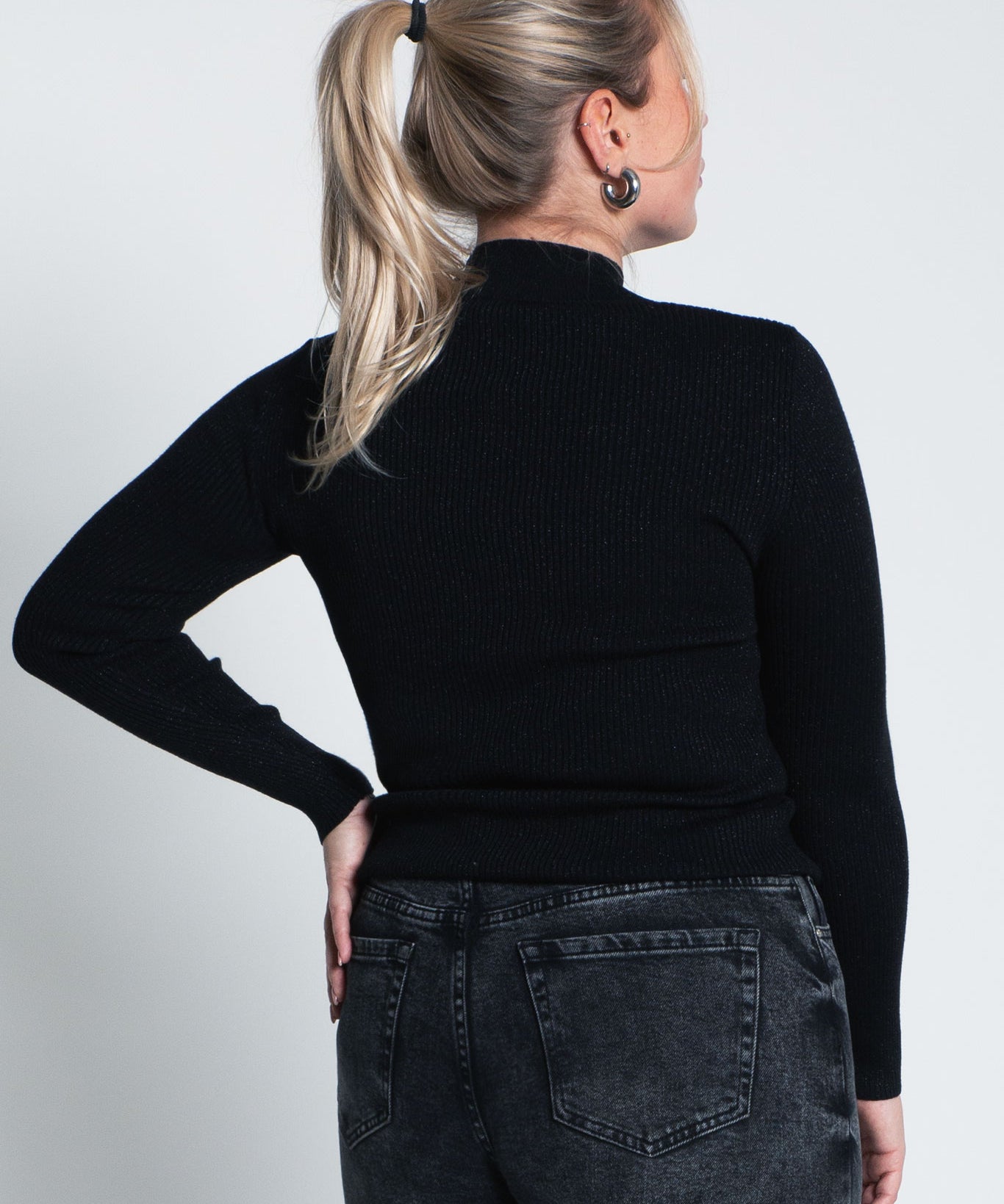 Glitzerndes Langarmshirt mit Turtle Neck Schwarz von hinten